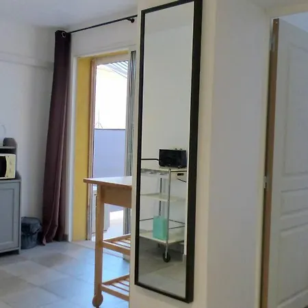Apartment 100 M De La En Rdc *